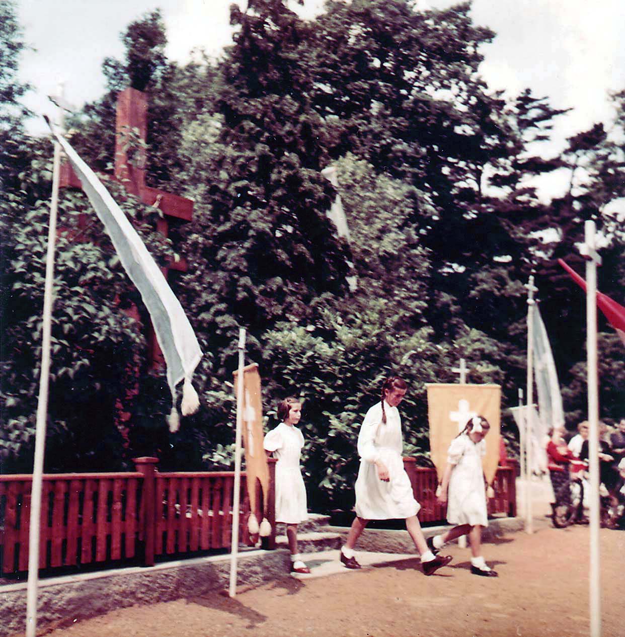 Historische Aufnahme von Mädchen am Dorfkreuz
